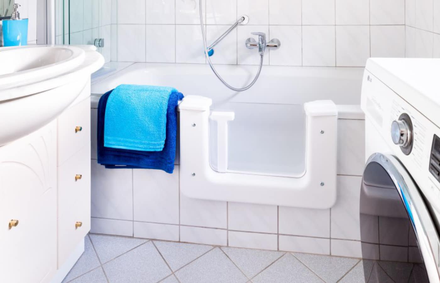 Badezimmer mit begehbarer Badewanne