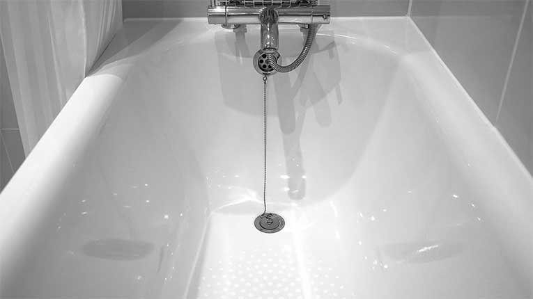 Begehbare Badewanne mit Dusche – Komfort und Sicherheit im Badezimmer