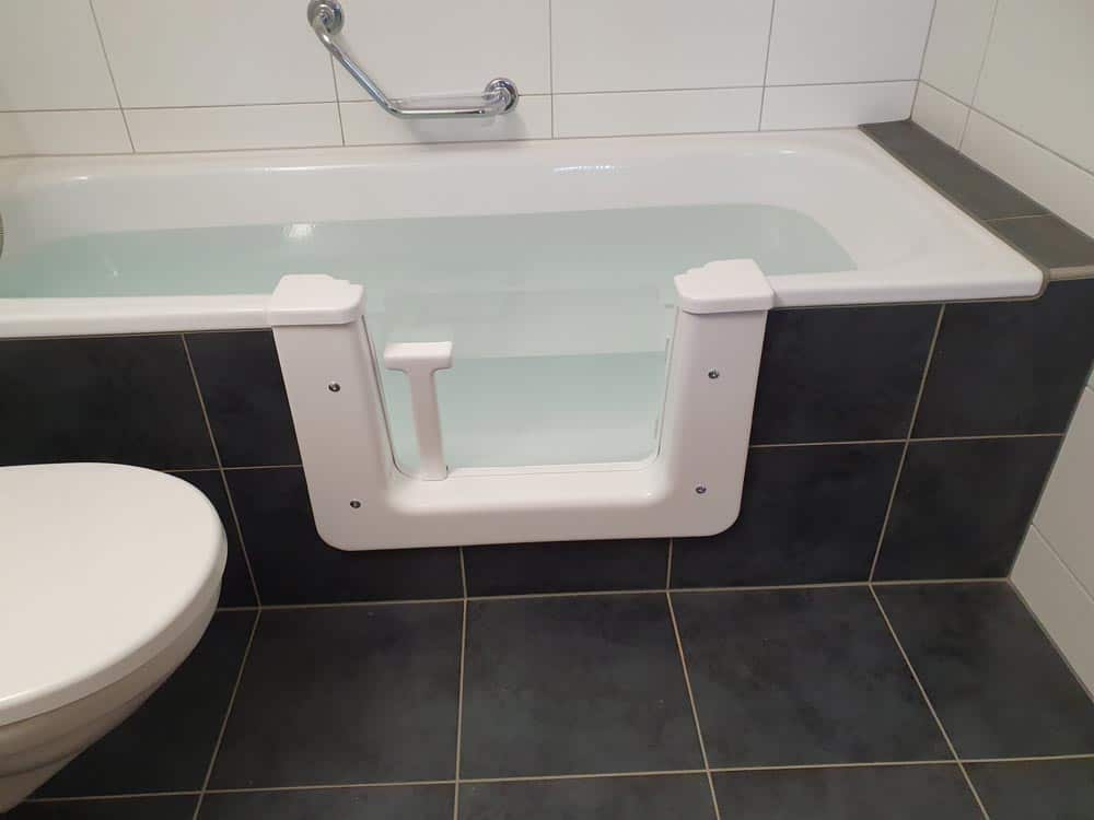 Badewanne nach Einbau der Tür