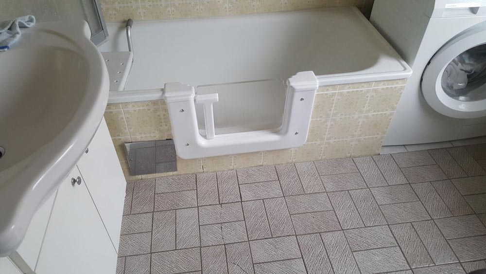 Badewanne mit Dusche und Tür